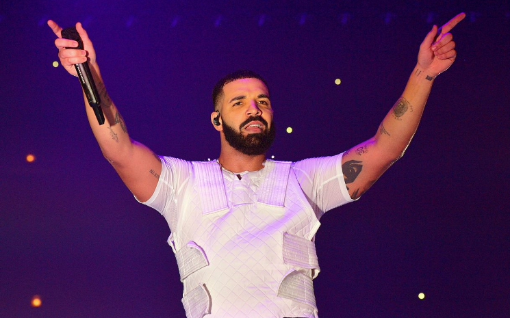 Drake Toronto'yu çiçeklerle donattı.