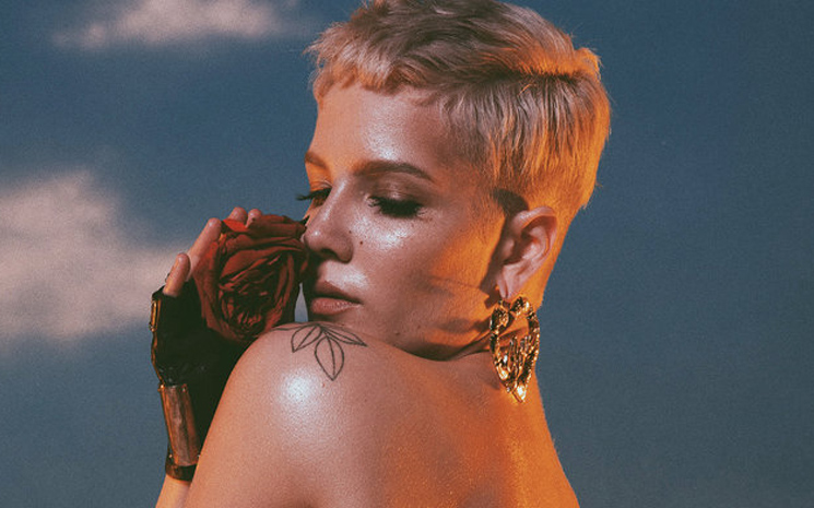 Halsey \"Without Me\" klibini  yayınladı.