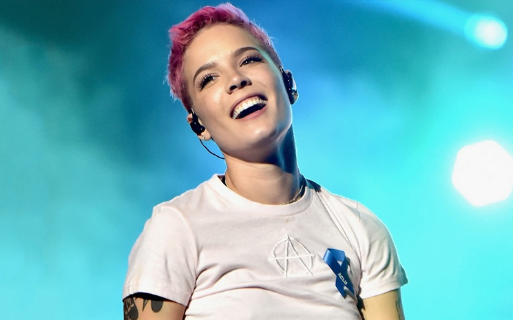 Halsey bir ödül töreni gecesinde sahnelediği performans ile gündemde.