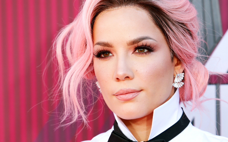 Halsey'den de destek var.