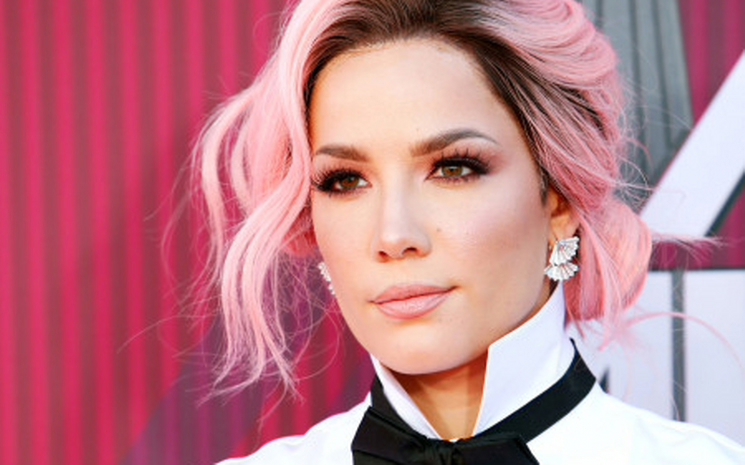 Halsey Rekorlara Doymuyor