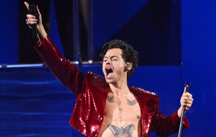 Harry Styles son konserinde yeni şarkısını caldı