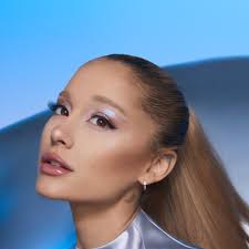 Ariana Grande 'The Boy Is Mine' müzik videosunu tanıttı.