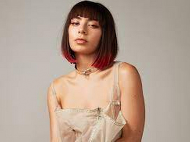 Charli XCX yeni single'ı  'Good Ones' ın gelecek ay yayınlanacağını açıkladı