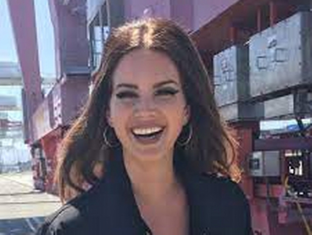 Lana Del Rey, tüm sosyal medya hesaplarını kapattığını duyurdu.