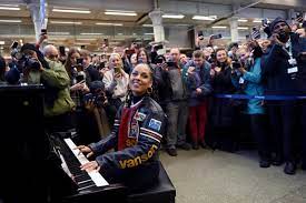 Alicia Keys,Londra'daki bir tren istasyonunda  sürpriz bir sekilde performans sergiledi.