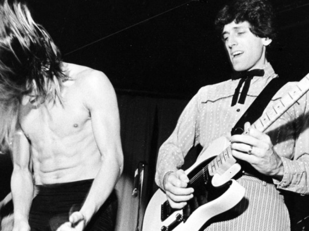 Red Hot Chili Peppers'ın eski gitaristi vefat etti.