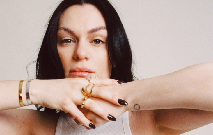 Jessie J ameliyat sonrası hastalandı