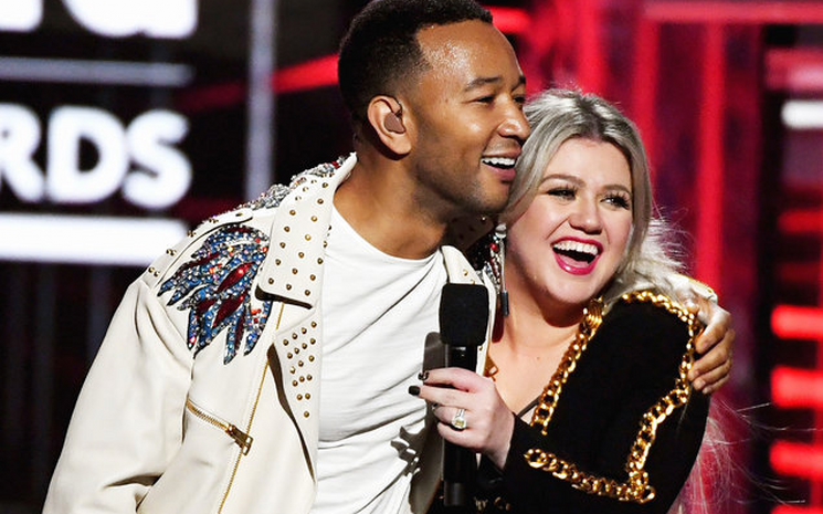 Kelly Clarkson ve John Legend'dan yeni bir noel işbirliği