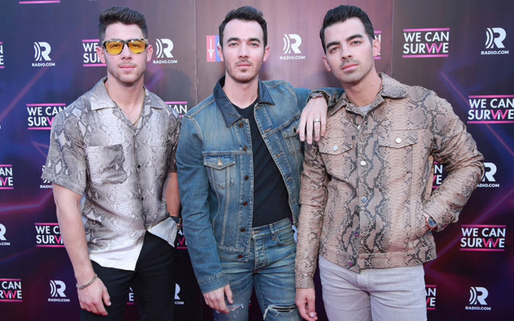 Jonas Brothers bir yeni yıl şarkısı çıkaracak.