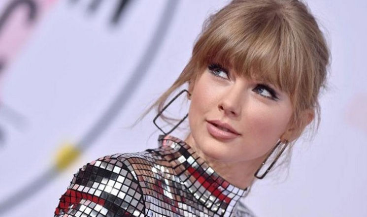 Taylor Swift sekizinci albümünü yayınladı.