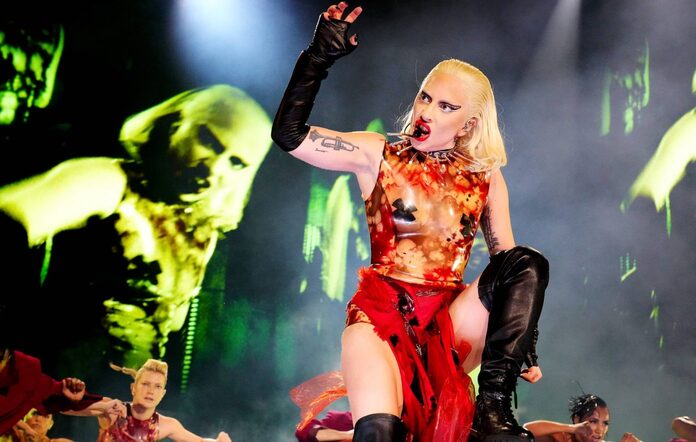 Lady Gaga konser filmi Chromatica Ball' un yolda olduğunu duyurdu