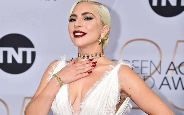 Lady Gaga,Bradley Cooper'la olan aşk dedikodularına yanıt verdi!