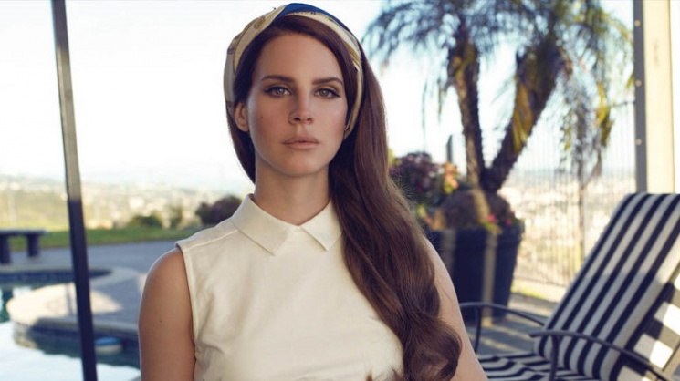 Lana Del Rey şiir kitabını yayınladı.