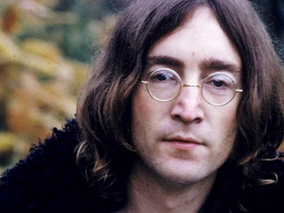 John Lennon'ın Imagine sarkısında kullandığı beyaz pianosu Liverpool Strawberry Field'de sergilendi