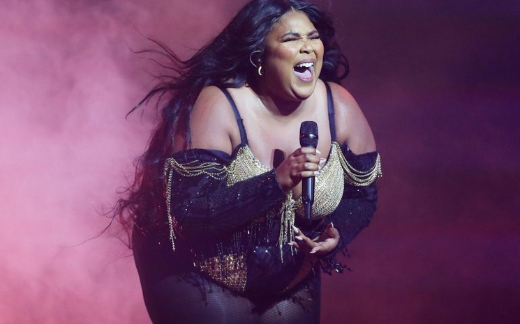 Lizzo, Latto ile  çıkacağı  Kuzey Amerika arena turnesini  duyurdu.