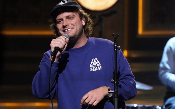 Mac DeMarco, programın kamera arkasında bir şarkı daha söyled