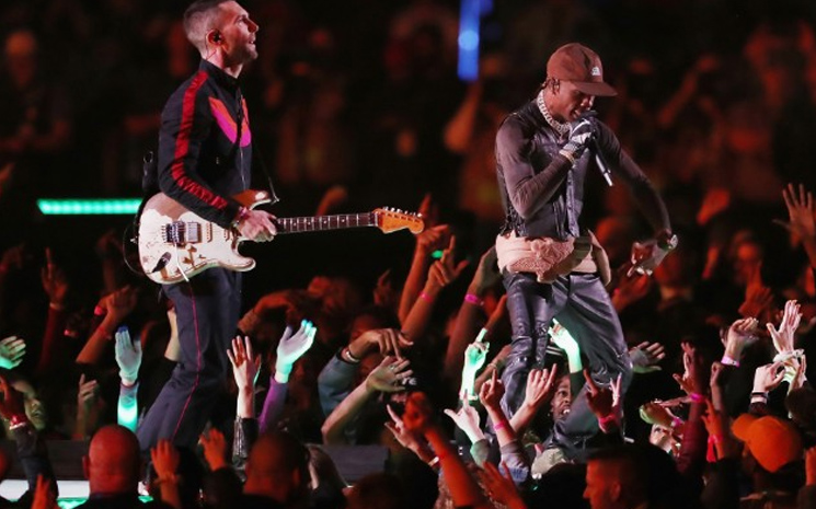 Maroon 5, Travis Scott ve Big Boi Super Bowl'da sahne aldı.