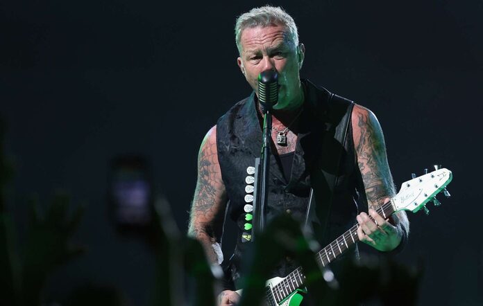 Metallica Glendale konserini baska tarihe erteledi.