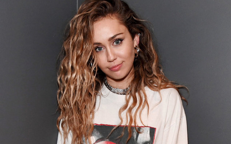 Miley Cyrus yılbaşı kutlamalarını paylaşmaya devam ediyor.