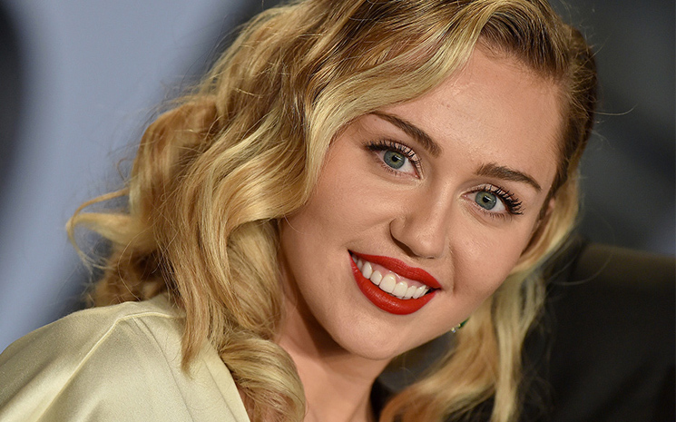 Miley Cyrus,Slide Away şarkısının klibini yayınladı.
