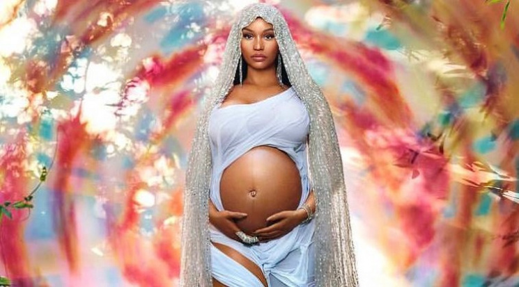 Nicki Minaj da anne oluyor.