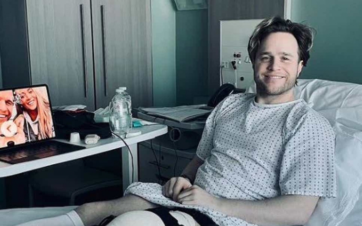 Olly Murs geçirdiği diz ameliyatı sonrasında İngiltere turnesini iptal etti