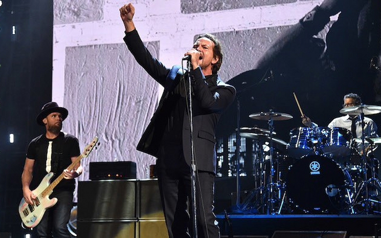 Pearl Jam, yeni albümü Gigaton'u duyurdu.
