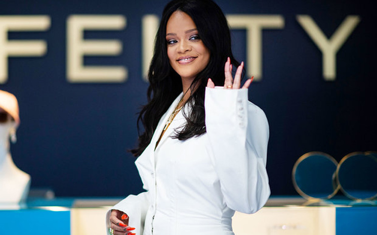 Rihanna en yeni tasarımını paylaştı.