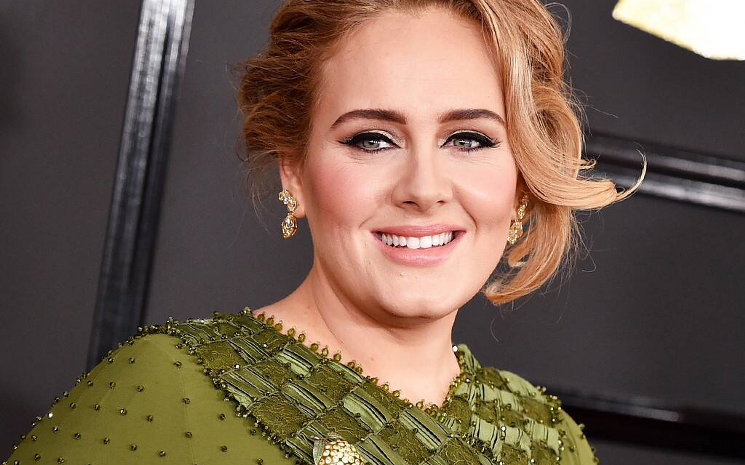 Adele  Twitterdaki sessziliğini bozdu.