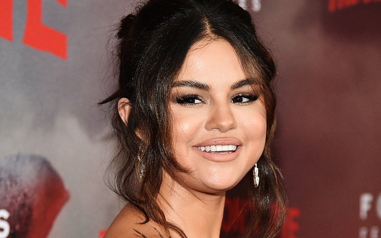Selena Gomez yeni bir şarkıyla hayranlarını şaşırttı.