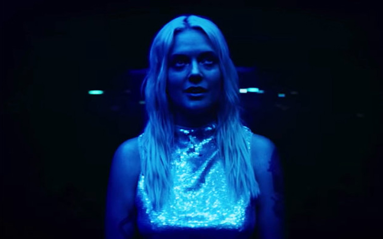 Tove Lo, yeni müzik videosunda bir neon ışık tanrıçası oldu.
